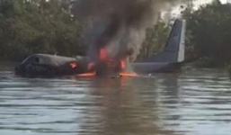 Máy bay bốc cháy lao xuống biển, 8 người thoát chết kỳ diệu