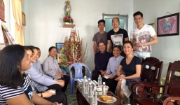 MC Kỳ Duyên cùng bạn trai kém tuổi đi làm từ thiện