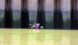 Phát hiện thi thể cô gái trẻ nổi trên kênh Nhiêu Lộc