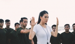 Trương Ngọc Ánh đầy mạnh mẽ khi vừa lái xe phân khối lớn vừa đấu súng