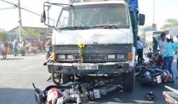 Video: Ôtô tải tông liên tiếp 7 xe máy, nhiều người bị thương