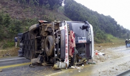 Xe khách giường nằm lật trên cao tốc Nội Bài- Lào Cai, 8 người bị thương