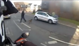 Ngập ngừng qua đường, người đàn ông đi bộ bị ô tô húc bay