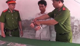 Đòi 'yêu' không được, đâm bé gái hàng xóm 39 nhát dao