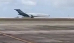 Video: Máy bay hạ cánh bằng mũi khiến phi trường hốt hoảng