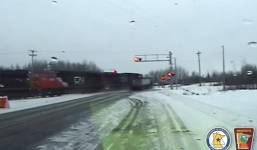 Video: Xe tải bị tàu hoả kéo lê vì cố băng qua