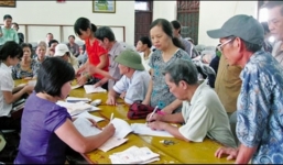 'Thưởng' cán bộ nghỉ hưu sớm: Cẩn thận 'tiền toi' mà mất người 