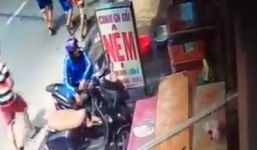 Đôi nam nữ dàn cảnh móc ví trong vài giây