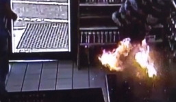 Video: Hoảng hồn vì thuốc lá điện tử phát nổ trong túi quần