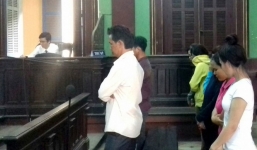 Dùng CMND giả, 9 phụ nữ 'vượt rào' xuất cảnh Singapore