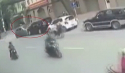 Hai thanh niên đi xe máy bị ô tô 'điên' đâm hất tung vào lề đường