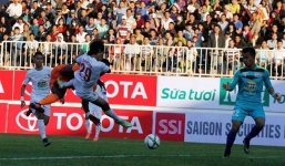 Video: Cận cảnh pha vào bóng thô bạo khiến cầu thủ HAGL bị gẫy xương