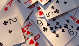 Bắt quả tang đánh bài ăn tiền, một hiệu trưởng bị cách chức