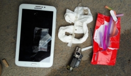 Hà Nội: Dán ma túy trong lòng bàn tay để qua mặt 141