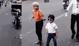 Tranh cãi clip hai anh em bán kẹo kéo 'phiên bản HKT' náo loạn đường phố