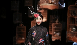 Hùng Việt gây ấn tượng với sắc hoa Phương đông tại tuần lễ thời trang