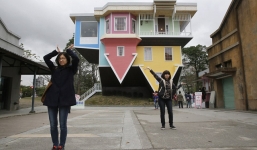 Du khách thích thú khám phá ngôi nhà 'trồng cây chuối' kỳ lạ