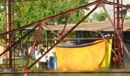 Nam thanh niên chết trong tư thế treo cổ ở chòi ven đường