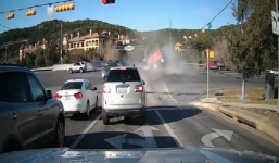 Video: Đáng sợ như xe tải mất phanh