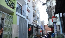 Thấy cha đâm mẹ, con gái khóa cửa nhà báo công an