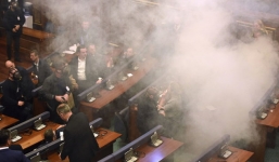 Video: Nghị sĩ ném bom khói giữa cuộc họp bầu tổng thống ở Kosovo 