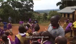 Video: Trẻ em châu Phi phấn khích khi lần đầu thấy máy bay không người lái