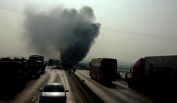 Video: Xe tải bốc cháy ngùn ngụt sau khi tông trực diện vào dải phân cách