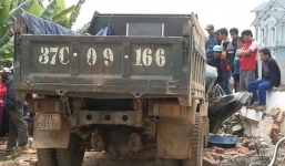 Xe tải kéo đổ cổng làng, tài xế chết kẹt trong ca bin vì quên hạ ben