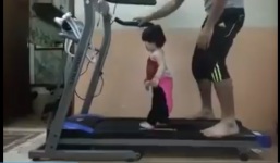 Bé gái với điệu bộ đáng yêu, khi bị bố bắt chạy bộ trên máy tập gym