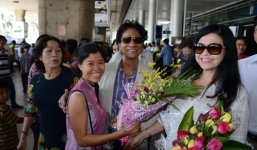 Chế Linh cùng vợ về nước làm liveshow