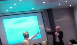 Video: Chính trị gia Đức 'lãnh' nguyên chiếc bánh gato vào mặt