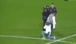 Quỳ gối cầu hôn bạn trai trên sân bóng, bị từ chối phũ phàng