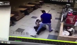 Rút súng đe dọa cảnh sát và nhận cái kết bất ngờ