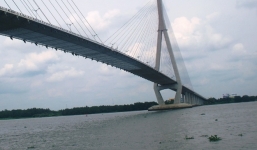 Thiếu nữ đi xe ôm lên cầu Cần Thơ tự tử