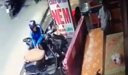 Video: Đôi nam nữ dàn cảnh móc trộm ví tiền trong cốp xe Vespa