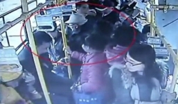 Video: Giành ghế ngồi, cụ ông 70 tuổi đánh bà bầu trên xe buýt