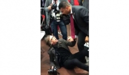 Mật vụ Mỹ bóp  cổ phóng viên