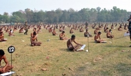 Video: Hơn 1.000 thí sinh 'trần như nhộng' ngồi giữa trường thi