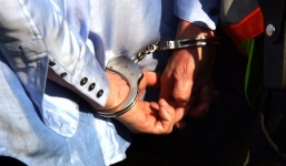 Bị cảnh sát bắt vì lý do sử dụng biểu tượng cảm xúc trên mạng xã hội