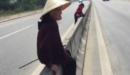 Thót tim clip ba cụ bà chống gậy trèo qua dải phân cách quốc lộ 1A