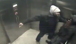 Video: Người phụ nữ bị tên cướp rút dao khống chế trong thang máy