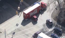 Video: Chạy trốn cảnh sát rồi bất ngờ lao vào xe tải