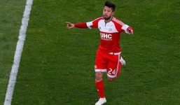 Video: Lee Nguyễn sút phạt góc thành bàn như Messi