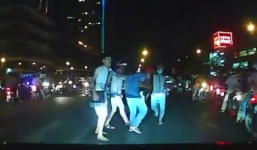 Va chạm xe máy, nhóm thanh niên hỗn chiến gây náo loạn đường phố