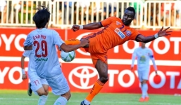 Bất chấp Văn Pho gẫy xương, VFF vẫn phạt nặng HAGL 