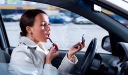 Phụ nữ dễ đạp nhầm chân ga hơn nam giới