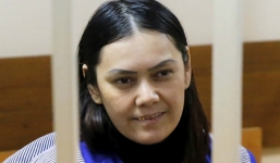 Bảo mẫu Nga mỉm cười nhận tội 