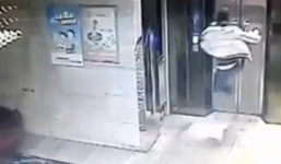 Video: Người đàn ông gãy cả 2 chân vì phi thân đá tung cửa thang máy