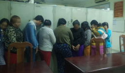 Bắt quả tang trong sới bạc, hàng chục 'quý bà' nhảy mương trốn