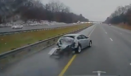 Video: Chuyển làn ẩu, ôtô con bị xe container đâm nát đuôi